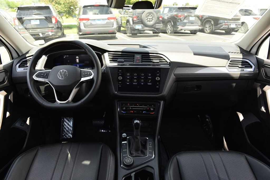 Volkswagen Tiguan Vehicle Full-screen Gallery Image 7