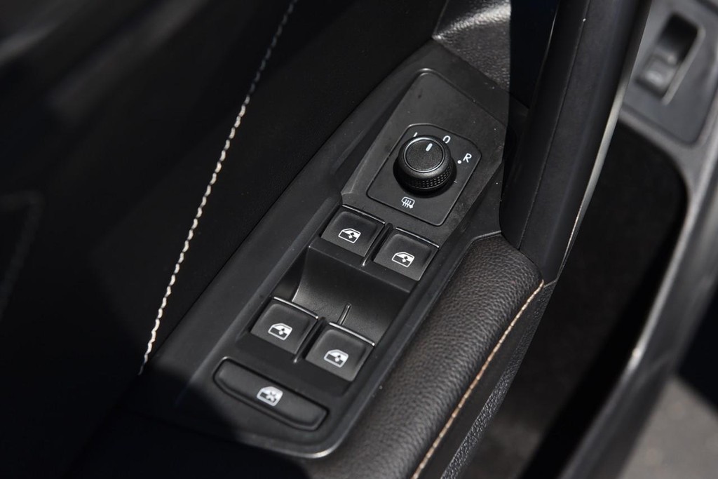 Volkswagen Tiguan Vehicle Full-screen Gallery Image 8