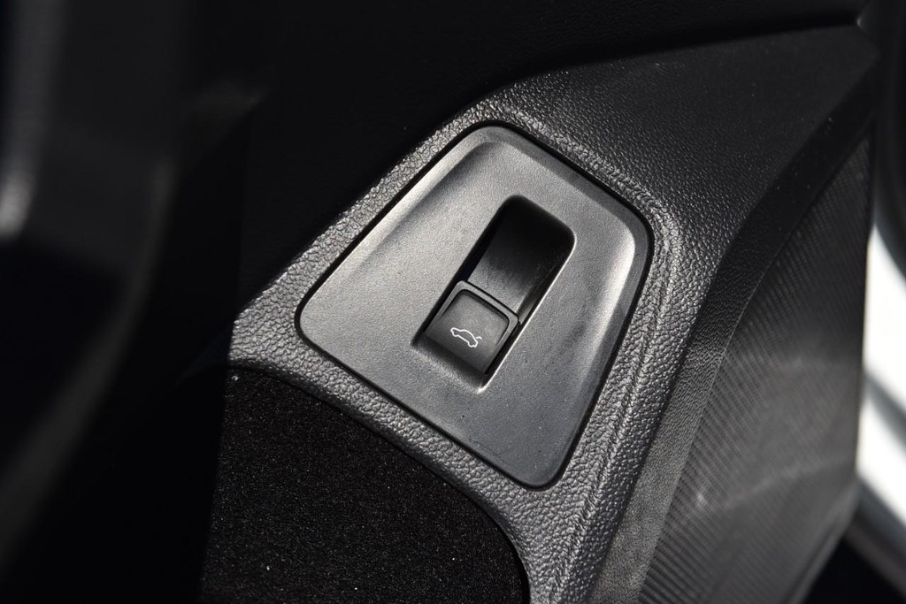 Volkswagen Tiguan Vehicle Full-screen Gallery Image 9