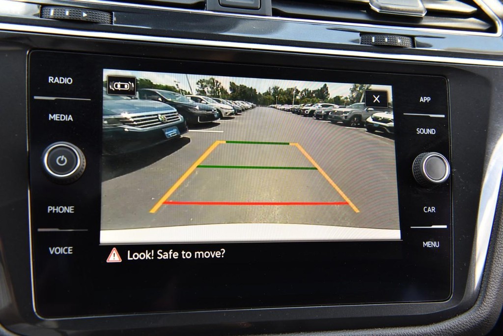 Volkswagen Tiguan Vehicle Full-screen Gallery Image 13
