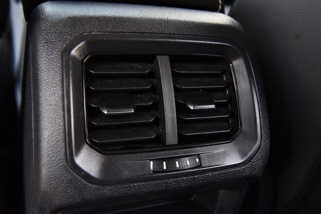 Volkswagen Tiguan Vehicle Full-screen Gallery Image 23