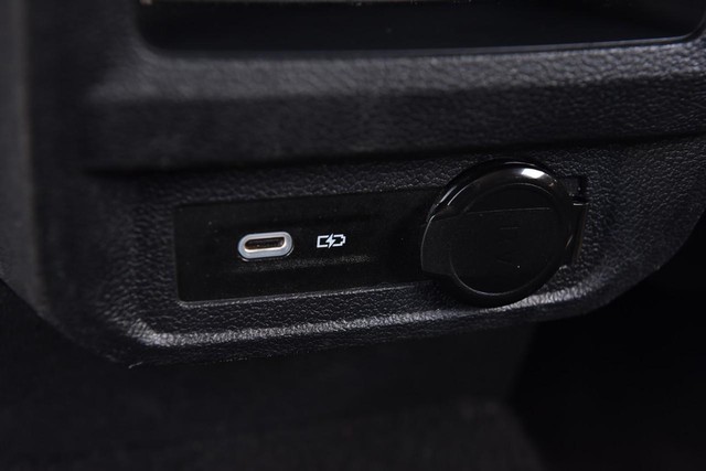 Volkswagen Tiguan Vehicle Image 24