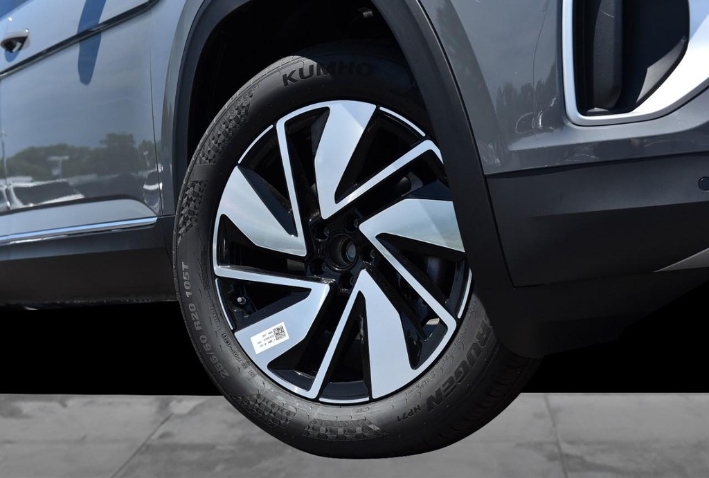 Volkswagen Atlas Vehicle Full-screen Gallery Image 3