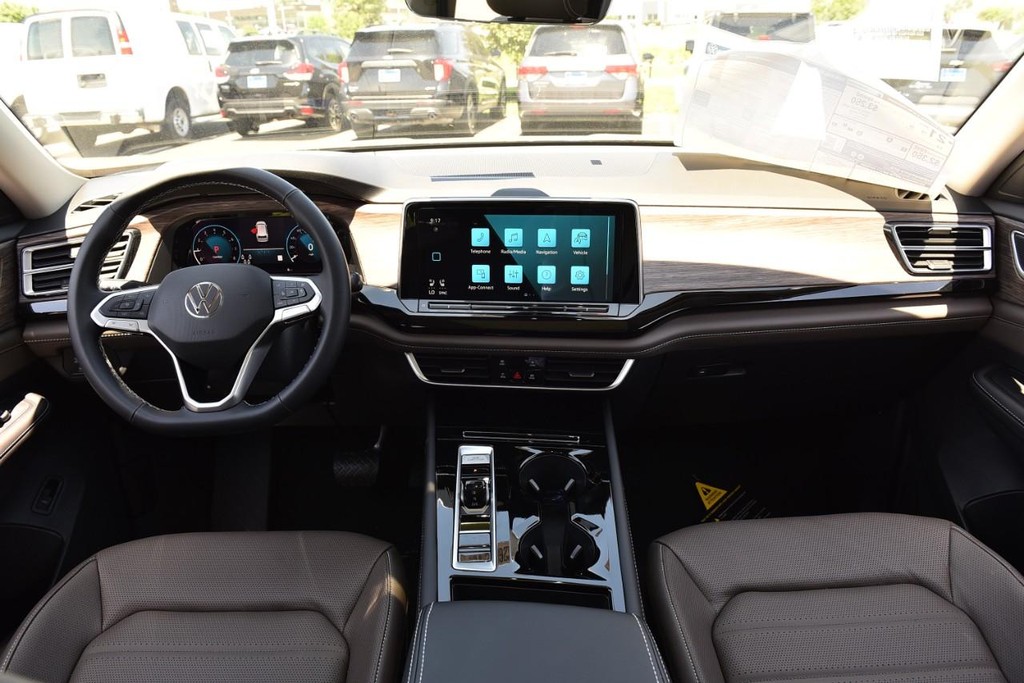 Volkswagen Atlas Vehicle Full-screen Gallery Image 7