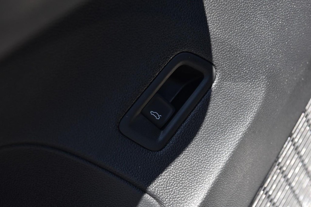 Volkswagen Atlas Vehicle Full-screen Gallery Image 9