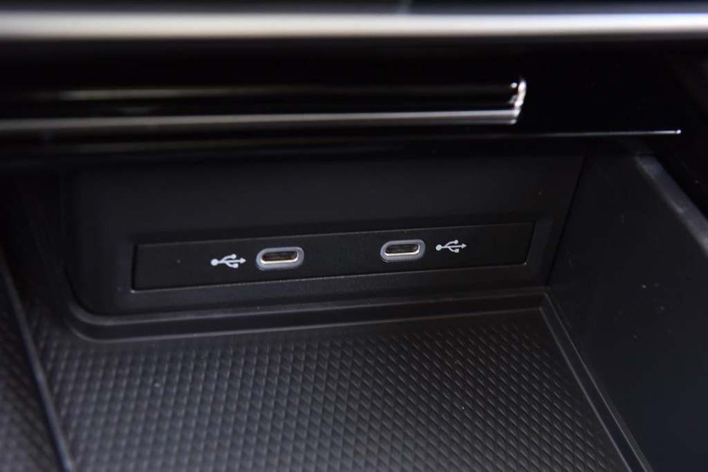 Volkswagen Atlas Vehicle Full-screen Gallery Image 16