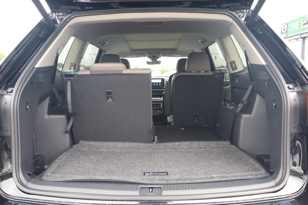 Volkswagen Atlas Vehicle Full-screen Gallery Image 8