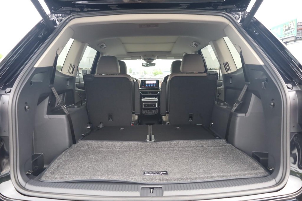 Volkswagen Atlas Vehicle Full-screen Gallery Image 9
