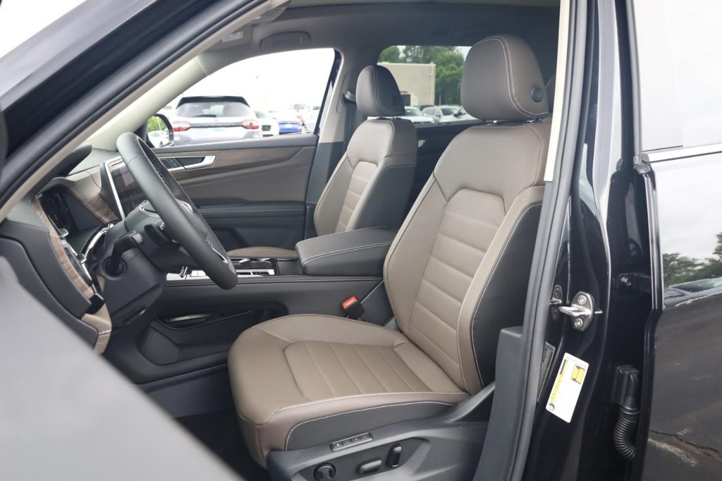 Volkswagen Atlas Vehicle Full-screen Gallery Image 10