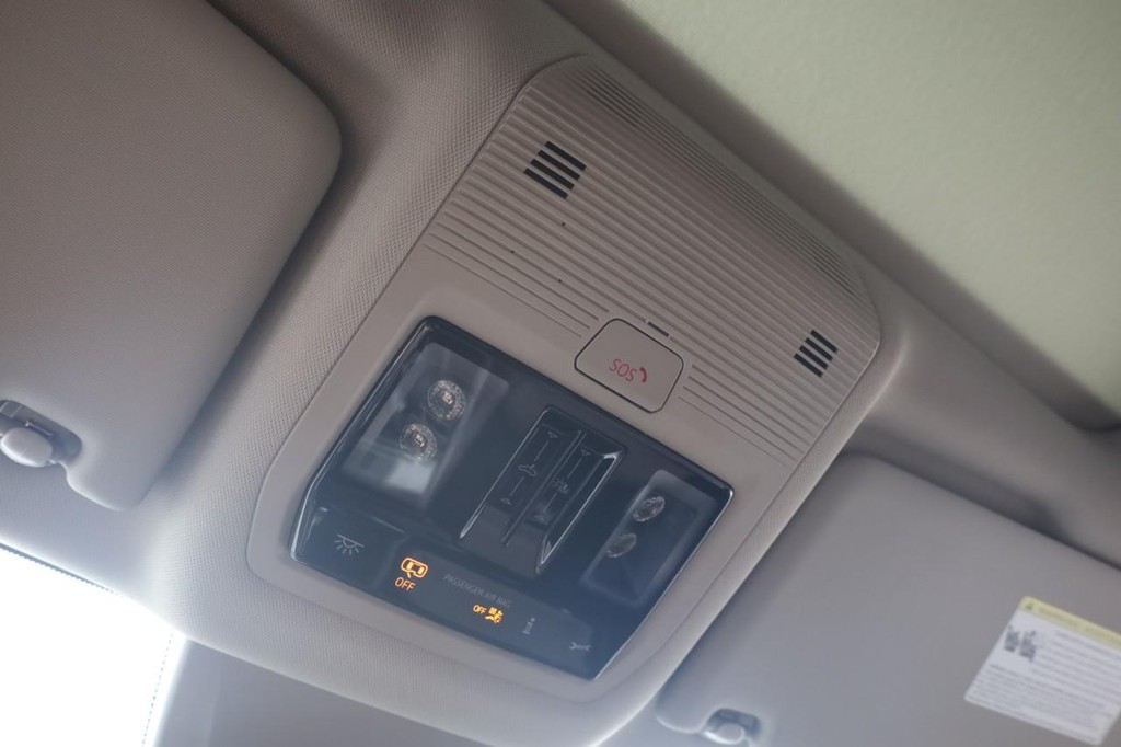 Volkswagen Atlas Vehicle Full-screen Gallery Image 17