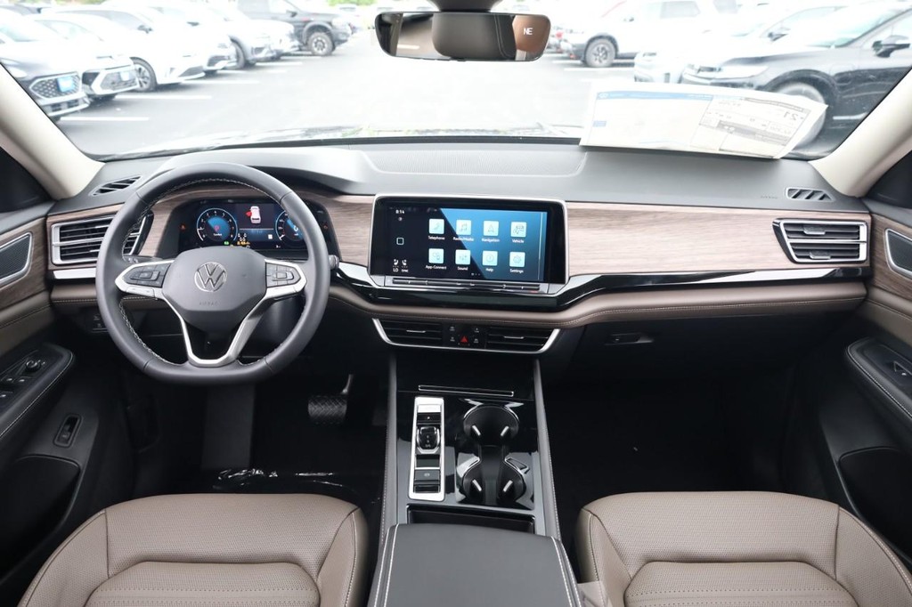 Volkswagen Atlas Vehicle Full-screen Gallery Image 24