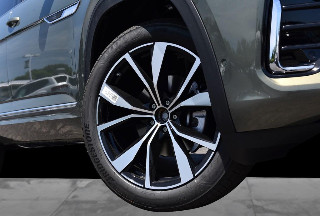 Volkswagen Atlas Vehicle Full-screen Gallery Image 3