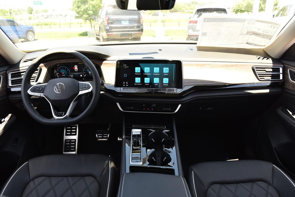 Volkswagen Atlas Vehicle Full-screen Gallery Image 7