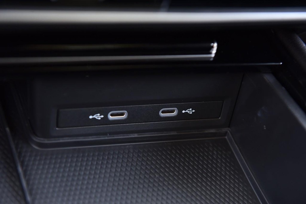 Volkswagen Atlas Vehicle Full-screen Gallery Image 16