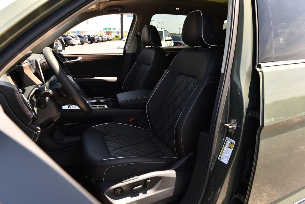 Volkswagen Atlas Vehicle Full-screen Gallery Image 19