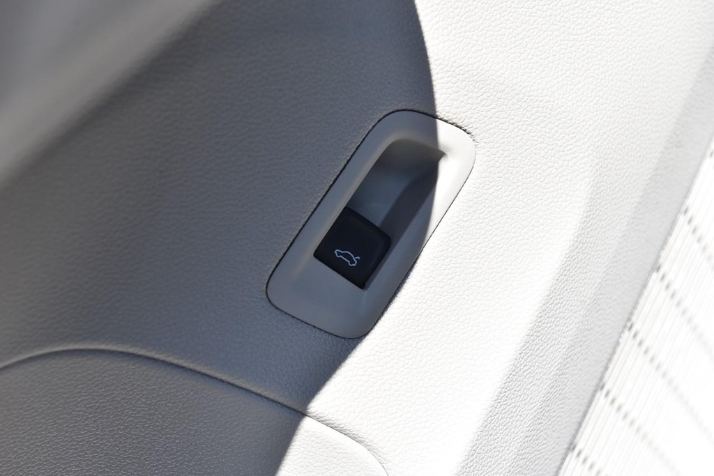 Volkswagen Atlas Vehicle Full-screen Gallery Image 9