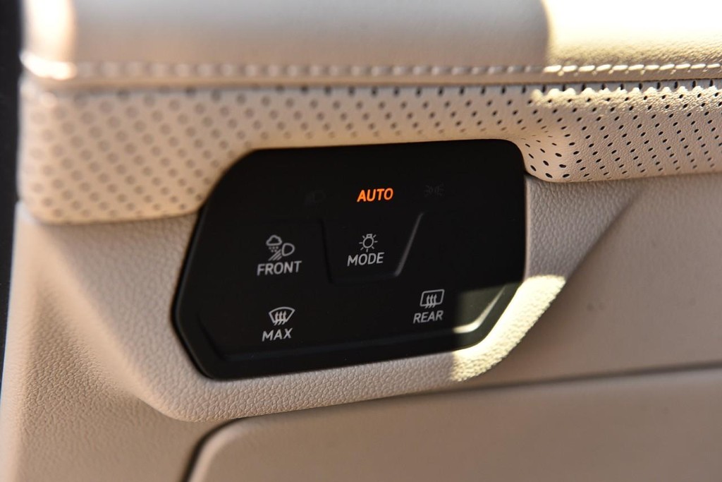 Volkswagen Atlas Vehicle Full-screen Gallery Image 11