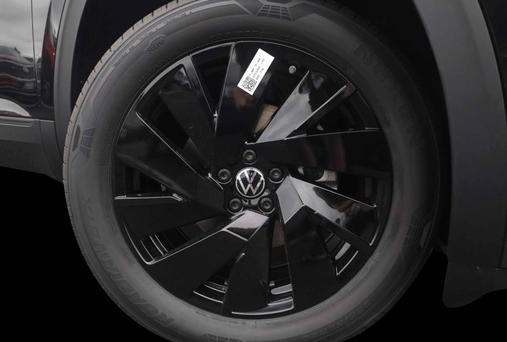 Volkswagen Atlas Vehicle Full-screen Gallery Image 3