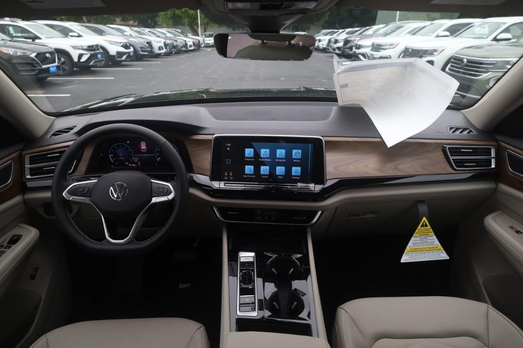 Volkswagen Atlas Vehicle Full-screen Gallery Image 7