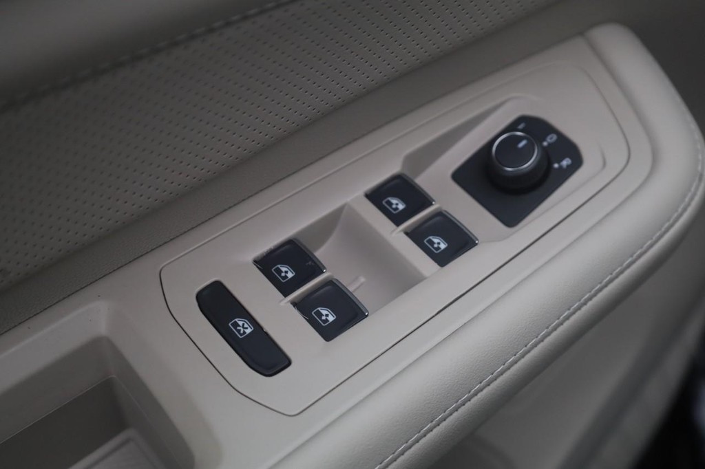 Volkswagen Atlas Vehicle Full-screen Gallery Image 11