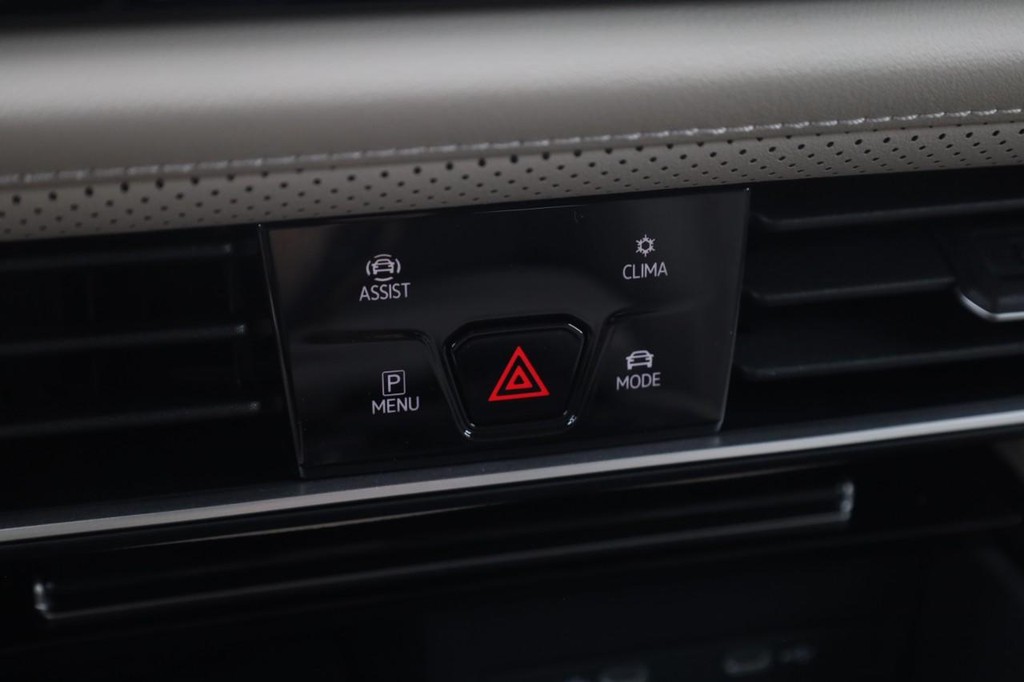 Volkswagen Atlas Vehicle Full-screen Gallery Image 16