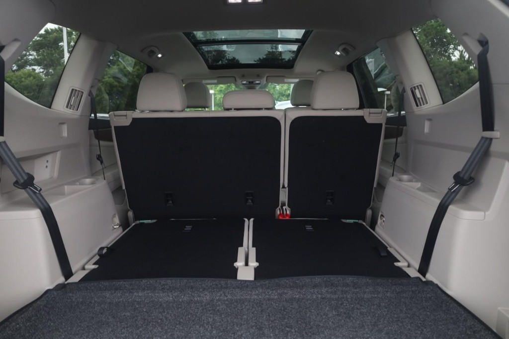 Volkswagen Atlas Vehicle Full-screen Gallery Image 24