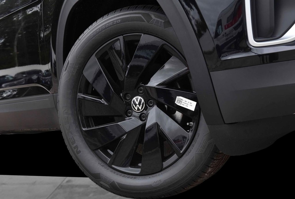 Volkswagen Atlas Vehicle Full-screen Gallery Image 3