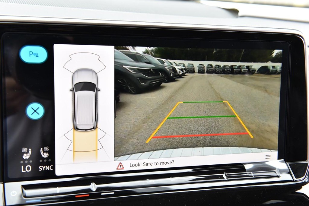 Volkswagen Atlas Vehicle Full-screen Gallery Image 13
