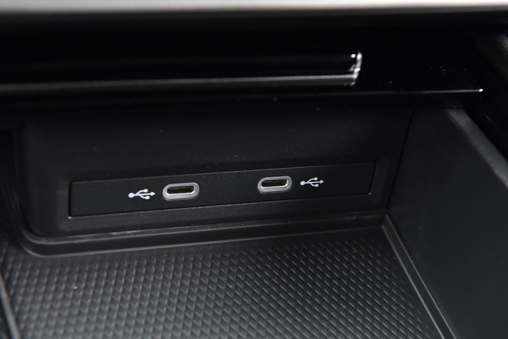 Volkswagen Atlas Vehicle Full-screen Gallery Image 16