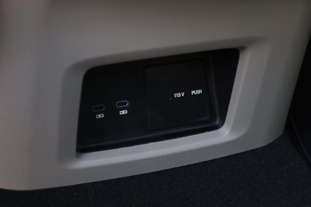 Volkswagen Atlas Vehicle Full-screen Gallery Image 24