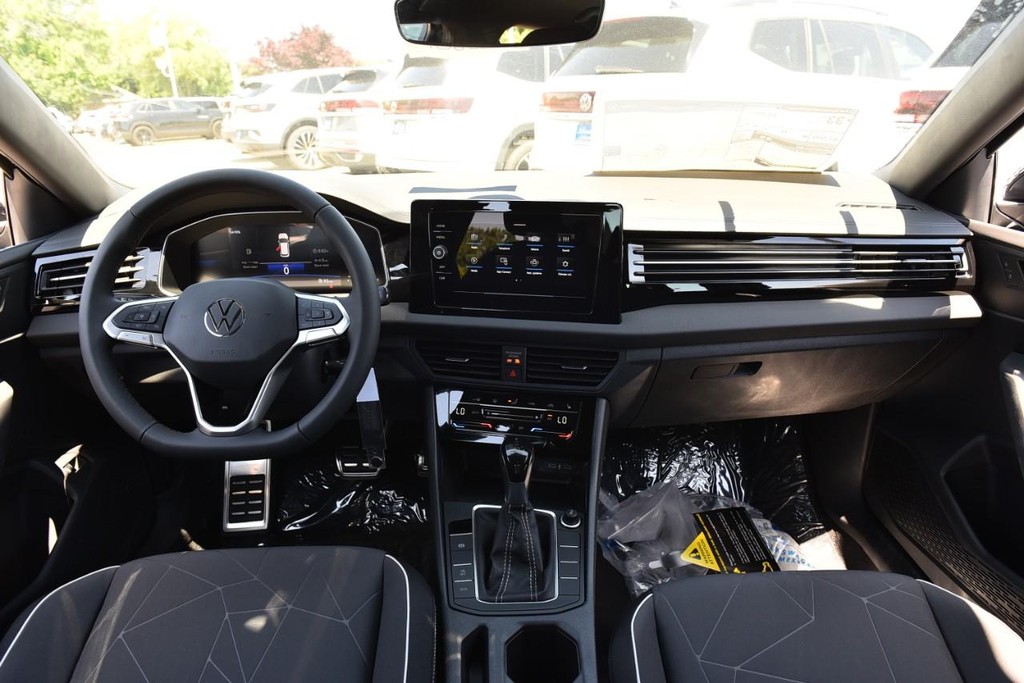Volkswagen Jetta Vehicle Full-screen Gallery Image 7