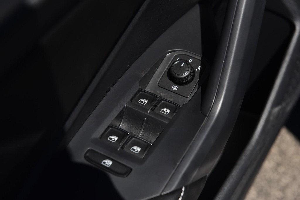 Volkswagen Jetta Vehicle Full-screen Gallery Image 8
