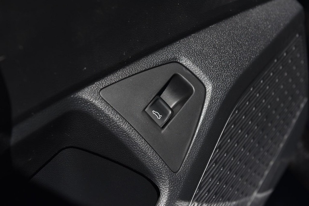 Volkswagen Jetta Vehicle Full-screen Gallery Image 9