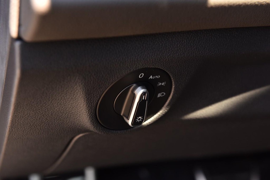 Volkswagen Jetta Vehicle Full-screen Gallery Image 11