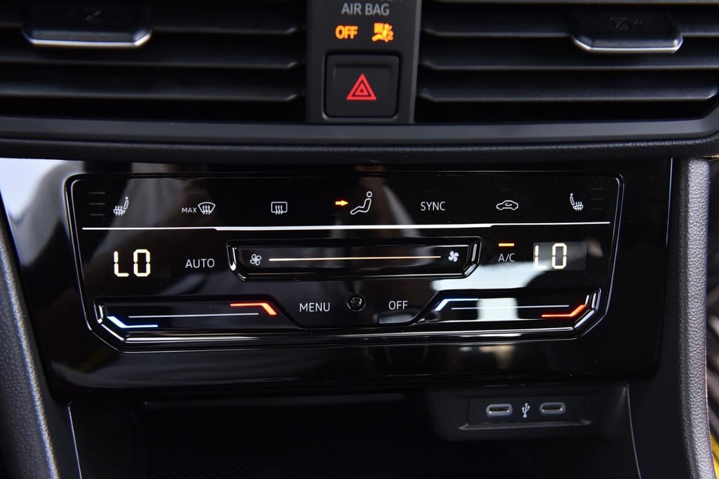 Volkswagen Jetta Vehicle Full-screen Gallery Image 15