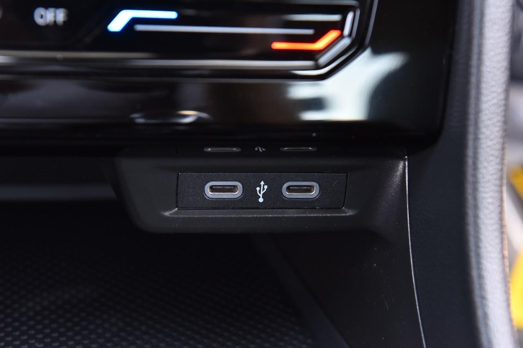 Volkswagen Jetta Vehicle Full-screen Gallery Image 16