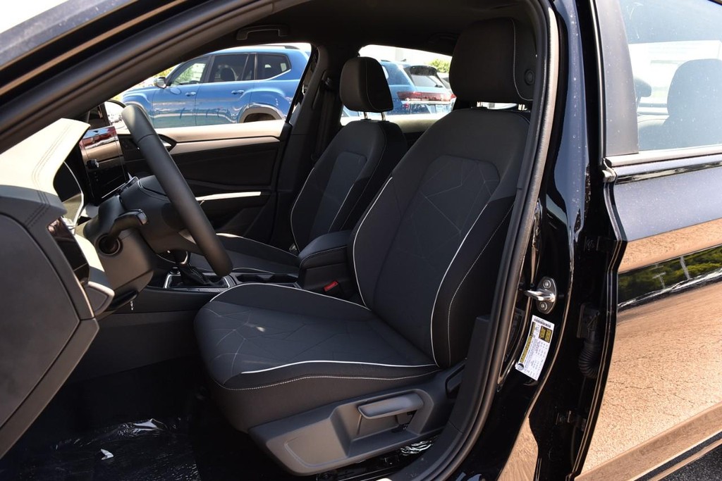 Volkswagen Jetta Vehicle Full-screen Gallery Image 19