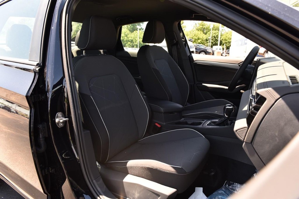 Volkswagen Jetta Vehicle Full-screen Gallery Image 20