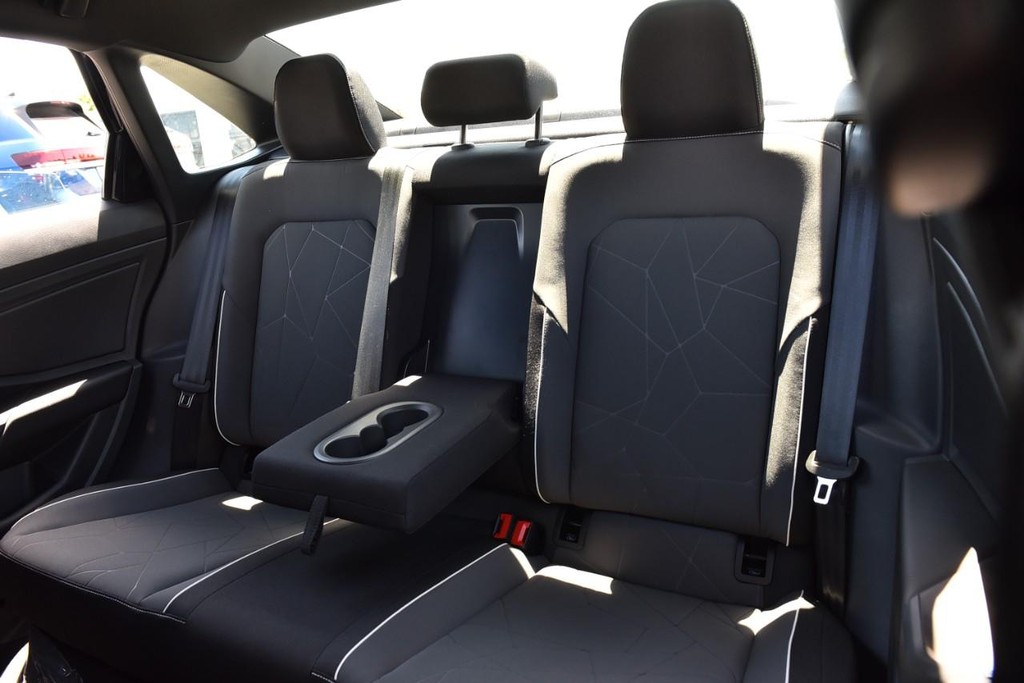 Volkswagen Jetta Vehicle Full-screen Gallery Image 21