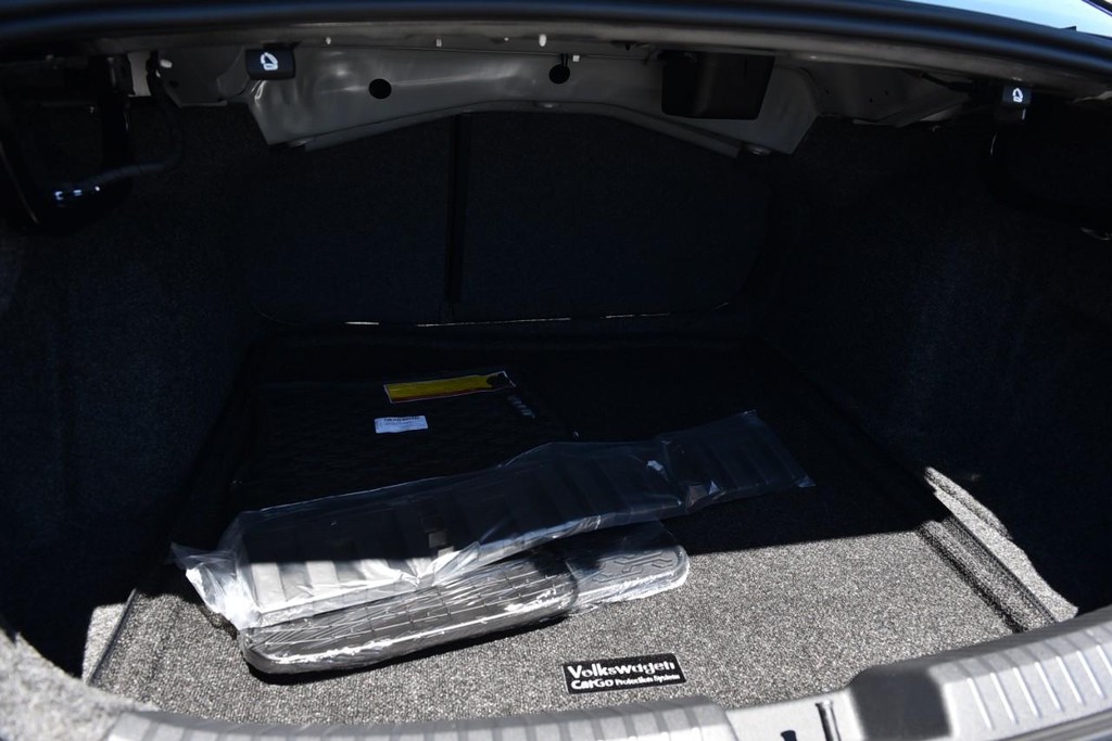 Volkswagen Jetta Vehicle Full-screen Gallery Image 22