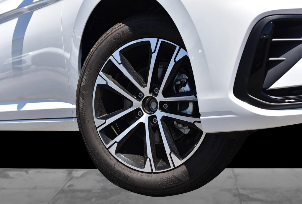 Volkswagen Jetta Vehicle Full-screen Gallery Image 3