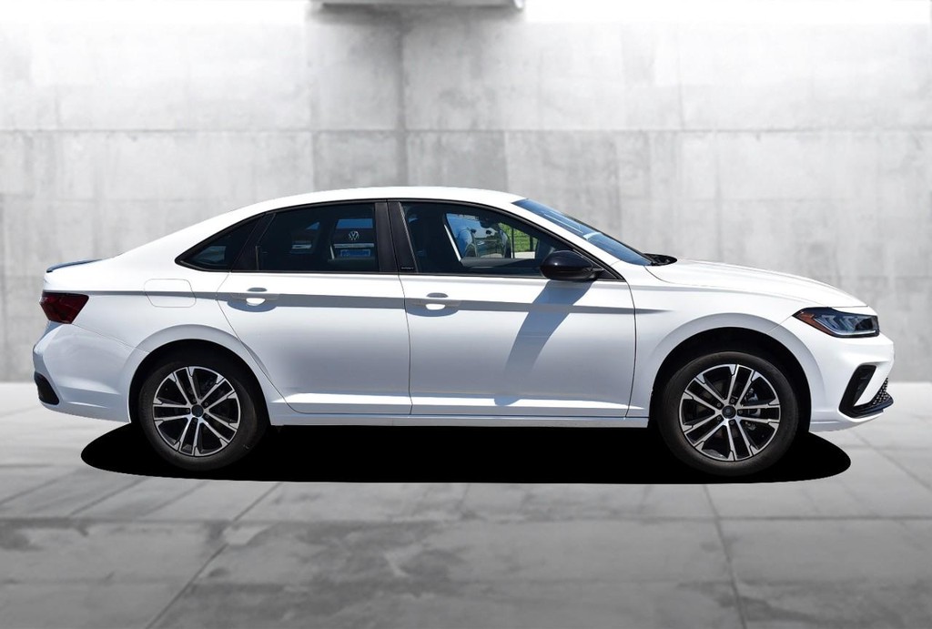 Volkswagen Jetta Vehicle Full-screen Gallery Image 5
