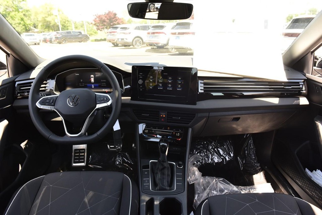 Volkswagen Jetta Vehicle Full-screen Gallery Image 7