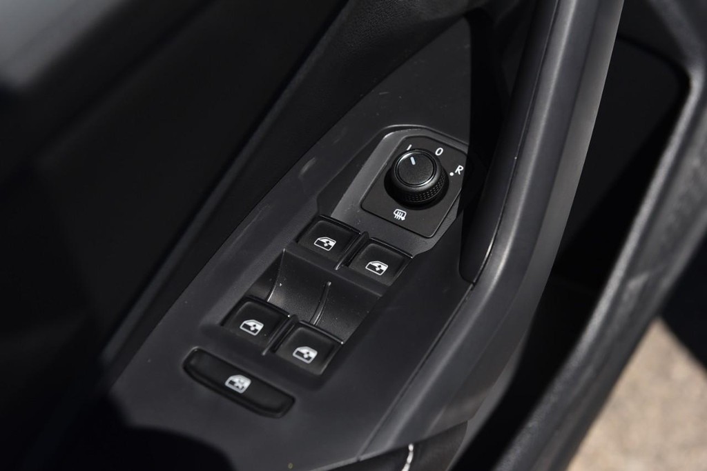 Volkswagen Jetta Vehicle Full-screen Gallery Image 8