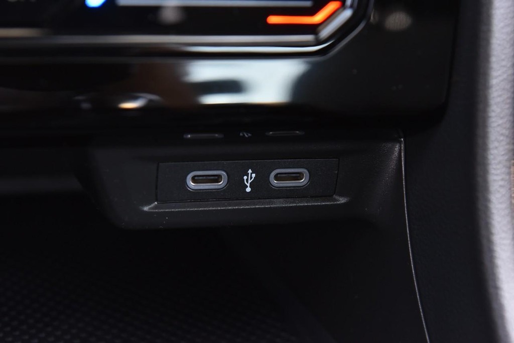 Volkswagen Jetta Vehicle Full-screen Gallery Image 16