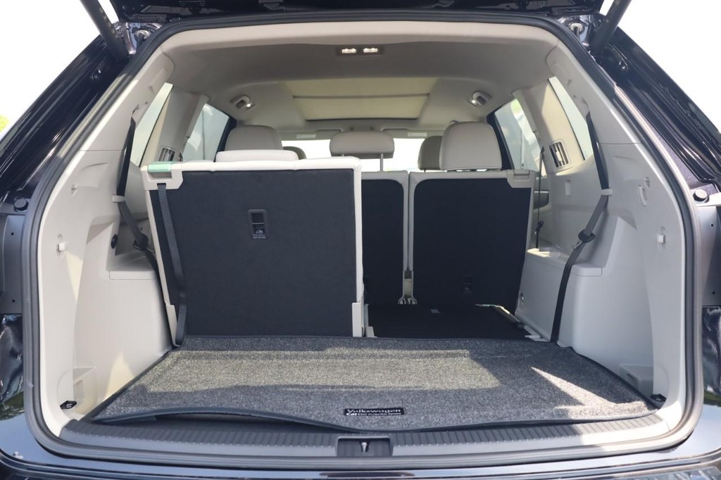 Volkswagen Atlas Vehicle Full-screen Gallery Image 8