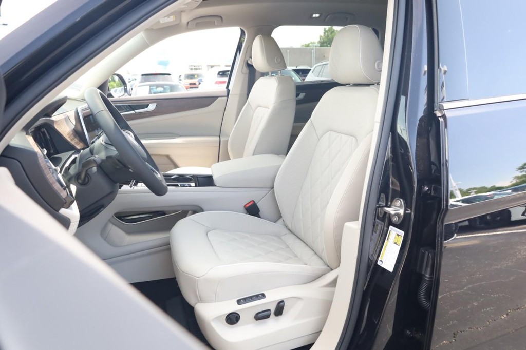 Volkswagen Atlas Vehicle Full-screen Gallery Image 10