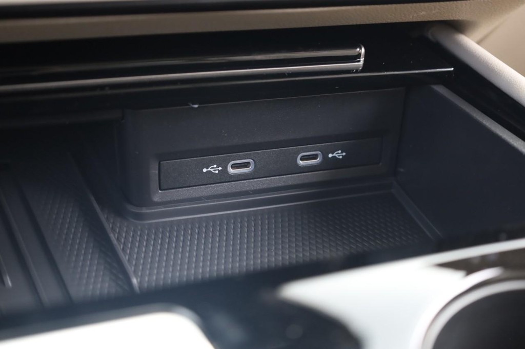 Volkswagen Atlas Vehicle Full-screen Gallery Image 16