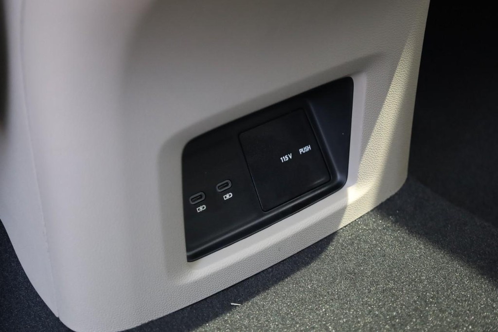 Volkswagen Atlas Vehicle Full-screen Gallery Image 24