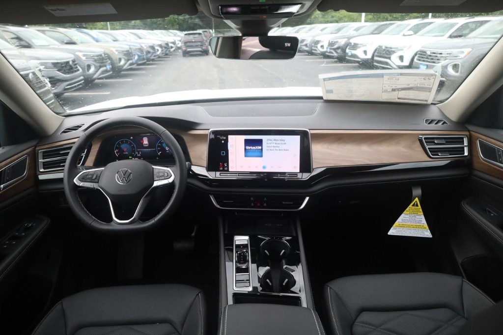 Volkswagen Atlas Vehicle Full-screen Gallery Image 7